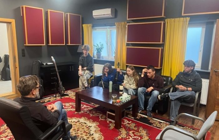 Szkolny zespół „Bezsenni” w studiu nagrań *Perlazza Studio*